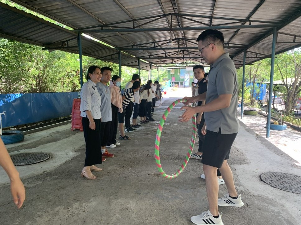 優卡特員工玩呼啦圈游戲